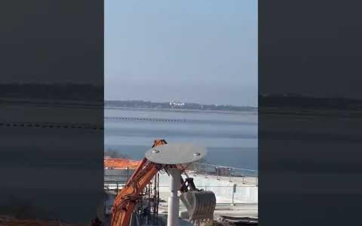 Il posizionamento della copertura dello Stadio del Nuoto a Taranto