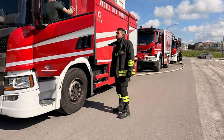 I Vigili del fuoco intervenuti alla Salinella - foto di Francesco Manfuso