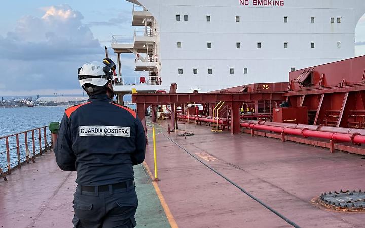 Guasti agli impianti di sicurezza, nave mercantile fermata nel porto di Taranto