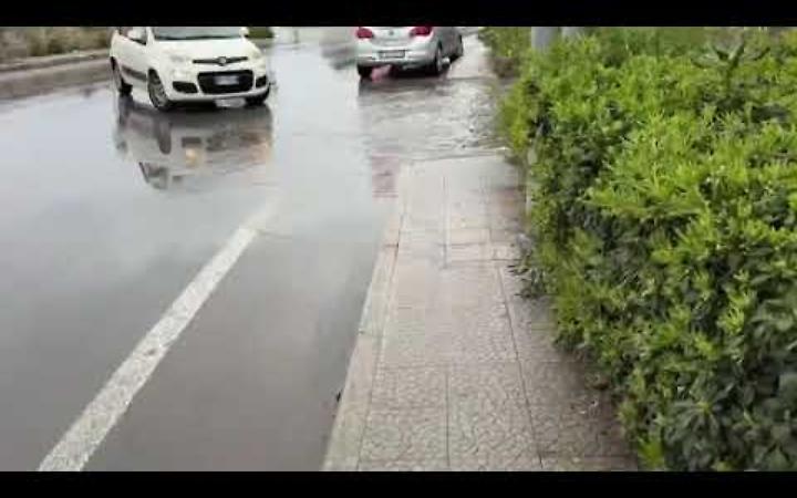 Pioggia e disagi a Talsano, parcheggi allagati e pedoni costretti in strada - video Francesco Manfuso
