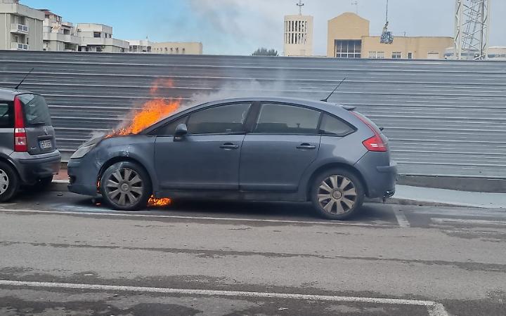 Auto in fiamme a Pozzo Piano a Trani - foto di Vittorio Cassinesi