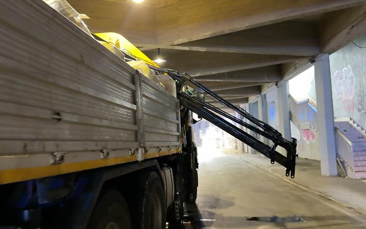 Incidente nel sottopasso di via Dante - foto di Francesco Manfuso
