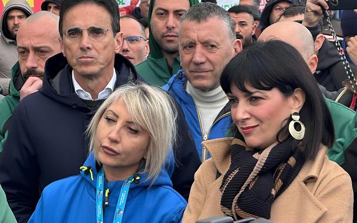 Annagrazia Angolano e Mario Turcoi davanti allo stabilimento Leonardo di Grottaglie