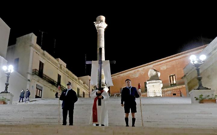 Via Crucis nel porto, Brindisi rinnova il rito tra mare e fede