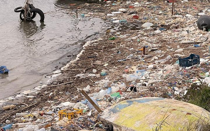 Spiaggetta del Parco Cimino sommersa dai rifiuti: allarme plastica sul litorale - foto di Francesco Manfuso
