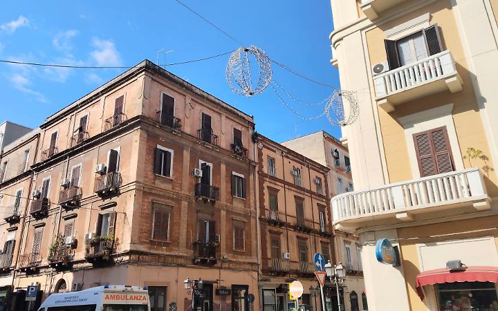 Le luminarie natalizie dimenticate in via Pupino a Taranto