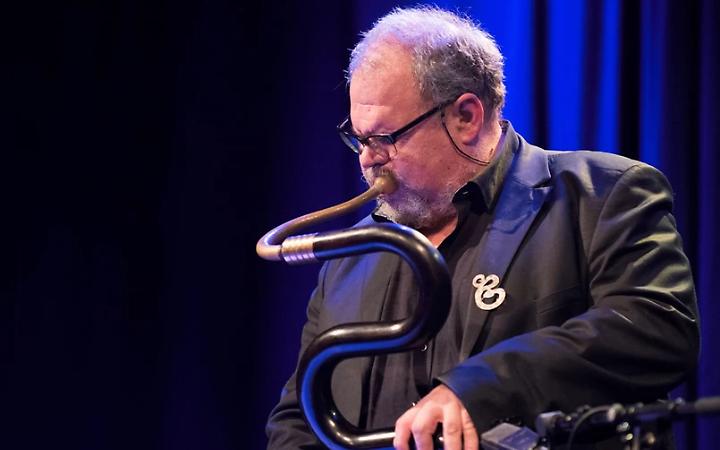 "A trace of grace": a Taranto l'abbraccio mistico tra contrabbasso e serpentone