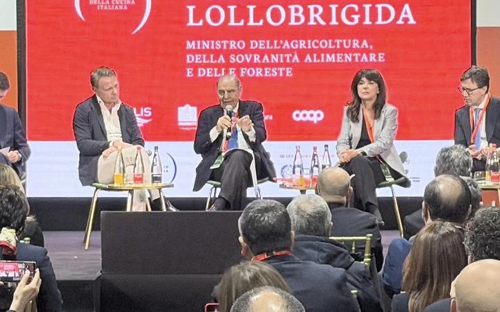 Un momento del forum da Bruno Vespa a Manduria - foto di Cosimo Bellanova