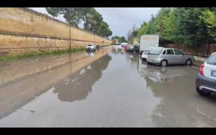 Strade allagate e traffico rallentato in via Acton a Taranto