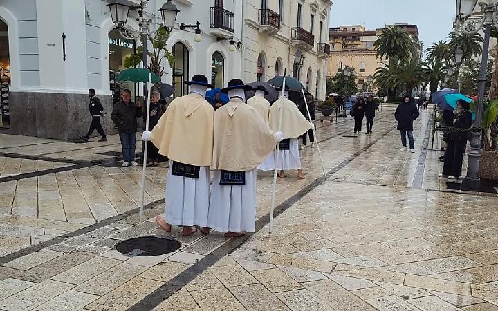 Alle 15 in punto le &ldquo;poste&rdquo; hanno sfidato il cielo grigio