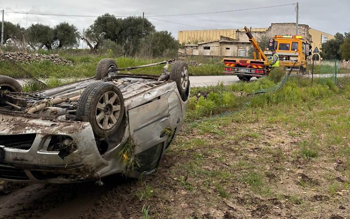 Auto si ribalta sulla strada provinciale 102 - foto di Francesco Manfuso