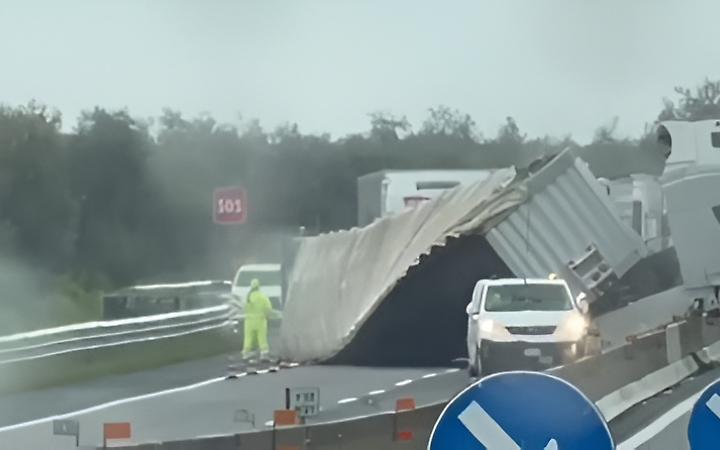 Tir di traverso sull&rsquo;A14, traffico paralizzato tra Canosa e Andria - foto Telesveva