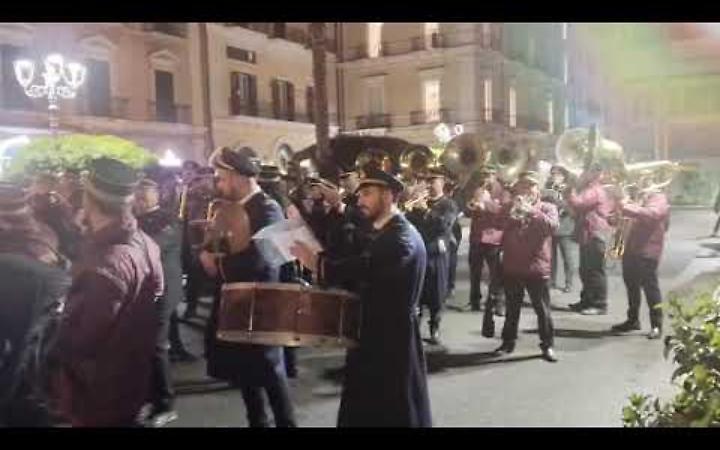 Concerto di marce funebri, oltre 120 musicisti incantano piazza Giovanni XXIII