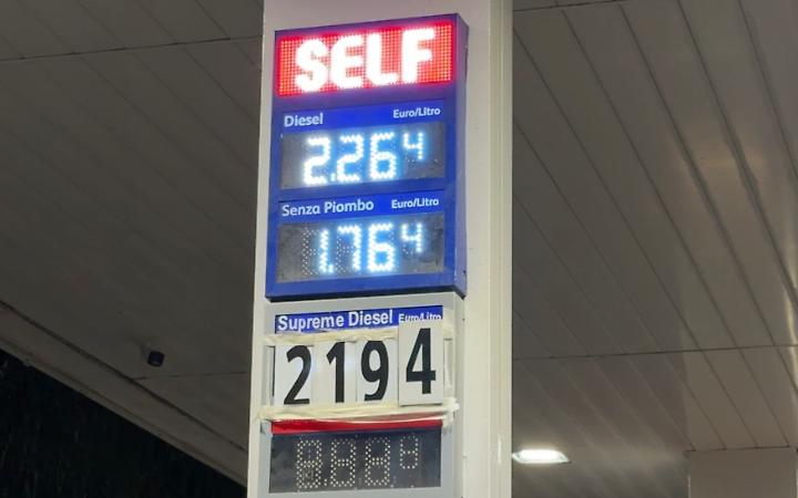 Il prezzo della benzina ieri a Taranto - foto di Francesco Manfuso