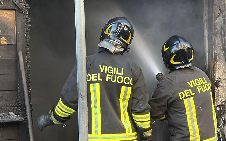 Incendio in paninoteca ai Tamburi, vigili del fuoco al lavoro