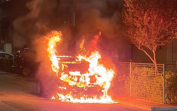 Le fiamme che divorano l'auto della moglie di Bernardo Lodispoto