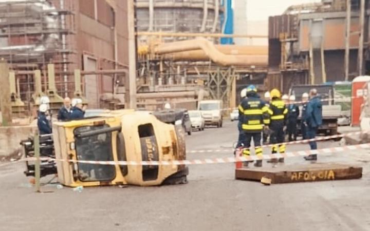 Incidente in Acciaierie d&rsquo;Italia, muletto si ribalta: operaio ferito