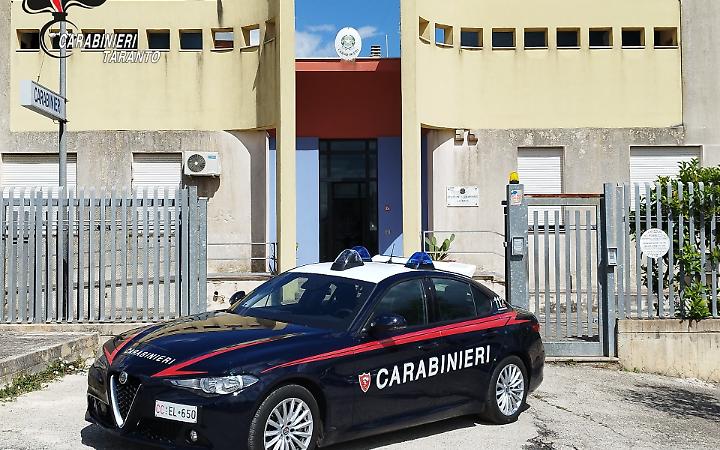 Trovate auto rubate in un capannone, denunciati due uomini