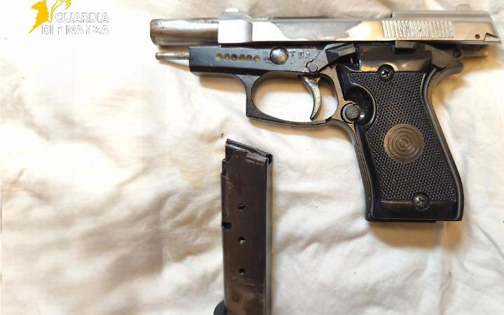 Cocaina e pistola senza matricola, arrestato nel centro storico