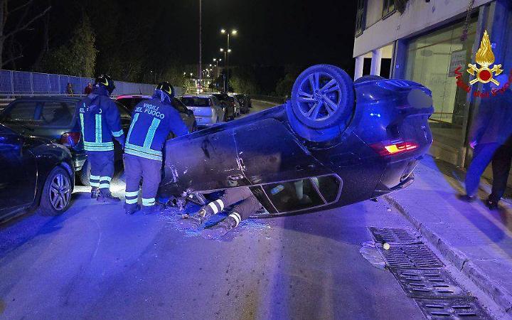 Auto si ribalta nella notte, conducente ferito