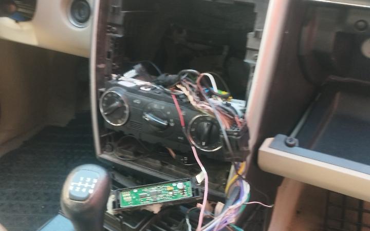 La vettura smontata nella notte - foto di Francesco Manfuso