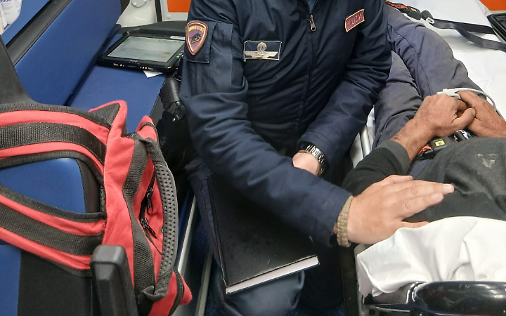 Gli agenti della Polizia di Stato di Lecce in ambulanza dopo il ritrovamento della persona scomparsa
