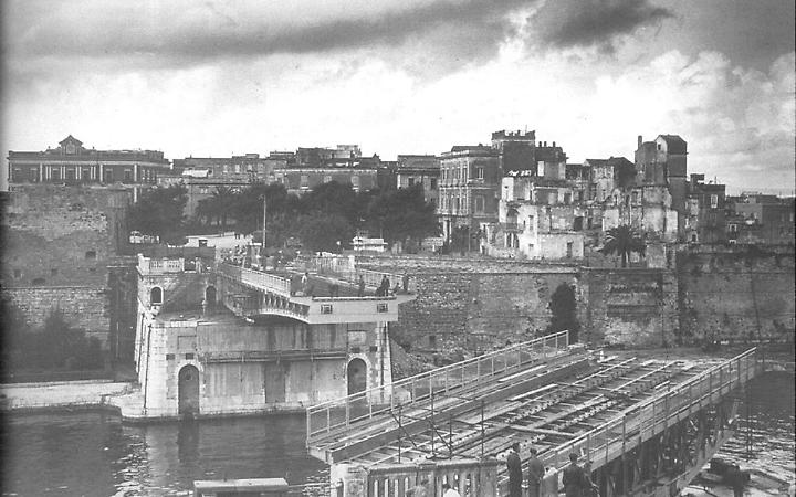 La costruzione del Ponte girevole - foto dalla pagina Facebook di Angelo Mariano