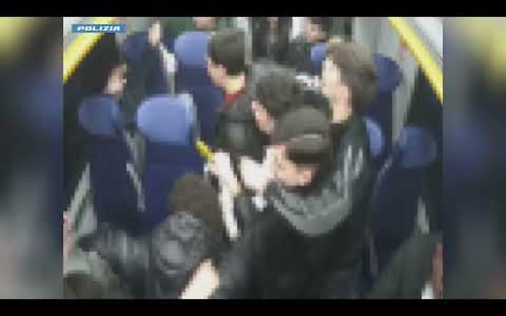 Aggressione sul treno, 4 minori nei guai - Video della Polizia Ferroviaria