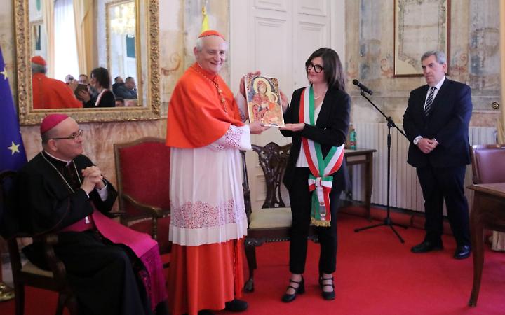 Da sin.: Mons. Sabino Iannuzzi, il cardinale Matteo Zuppi riceve un dono dal Sindaco Giancarla Zaccaro