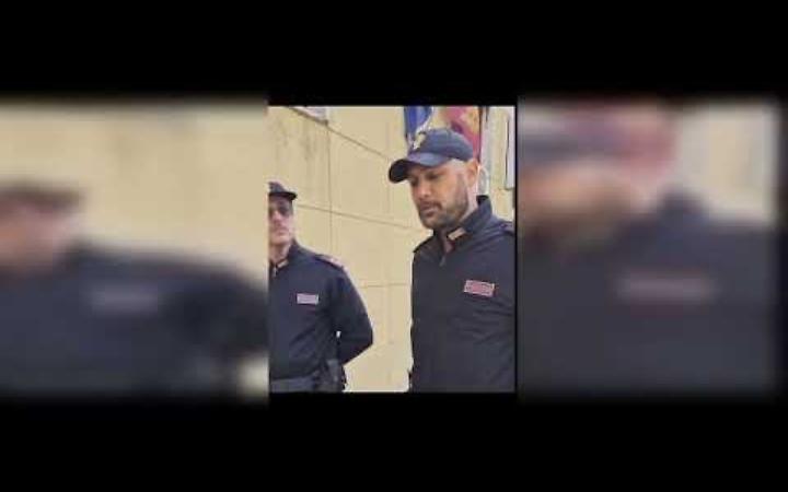 Tenta il suicidio con un coltello, salvato dalla Polizia: due agenti feriti