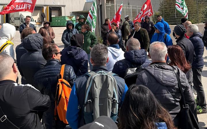 Natuzzi, protesta dei lavoratori: corteo e strade bloccate