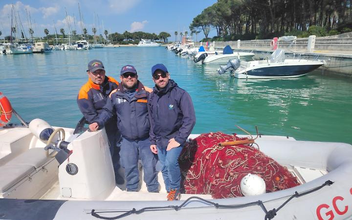 Controlli sul mare jonico, 250 campionamenti e rete illegale sequestrata