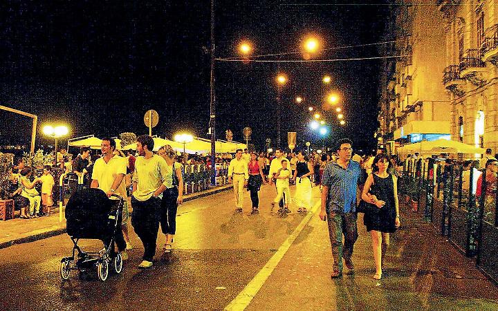 Corso Due Mari diventa isola pedonale: stop alle auto per tutta l&rsquo;estate