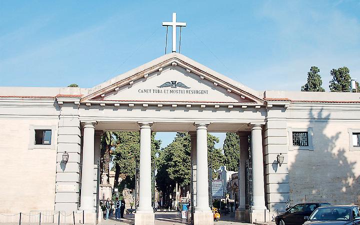 Servizi cimiteriali, taglio alle tariffe: da 112 a 66 euro per estumulazioni e traslazioni