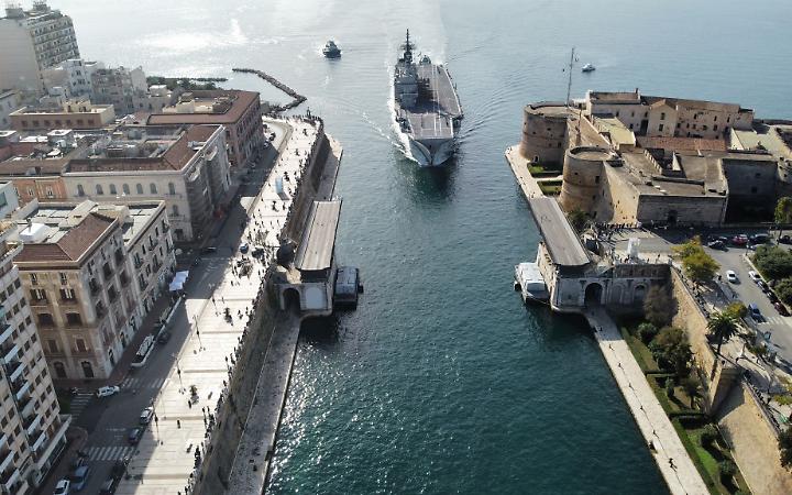 Apertura straordinaria del ponte girevole per il passaggio di un’unità militare