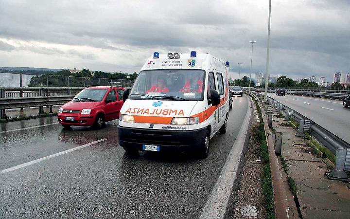 Schianto sulla Statale 7, traffico paralizzato e due feriti