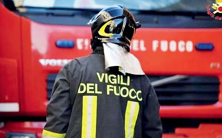 Il piede di una bimba incastrato in un tombino in viale Virgilio