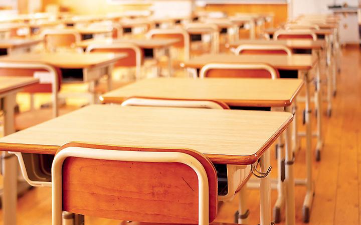 "Il prof. spinge l'alunno contro un muro della classe e minaccia: io ti uccido"