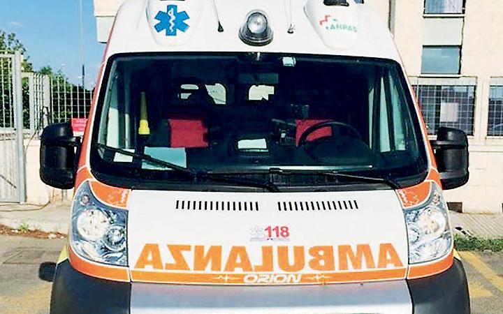 Precipita dal 5&deg; piano mentre sistema una tenda da sole: morto un 89enne