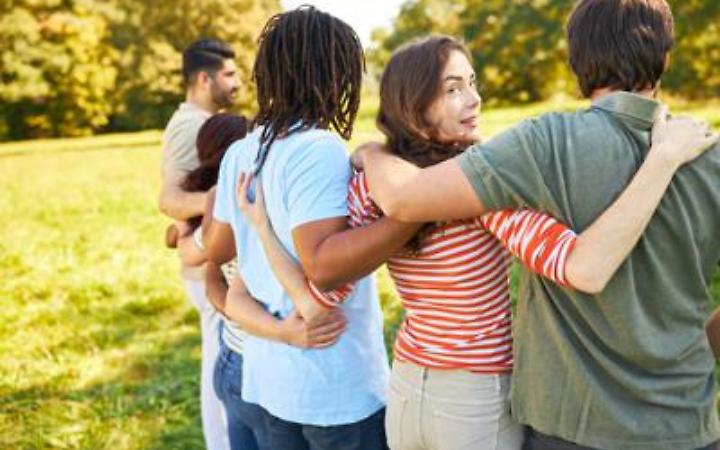 Hugging Day, fra calore umano e robot il potere terapeutico dell'abbraccio