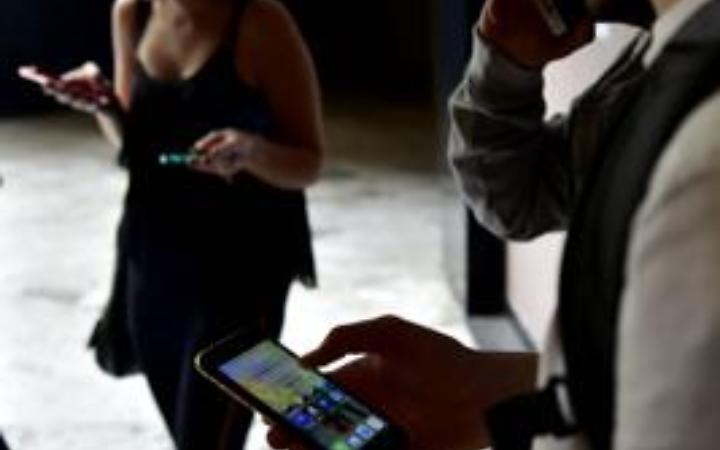 Gen Z e la "telefobia". Ecco perch&eacute; oggi si preferiscono i messaggi alle chiamate