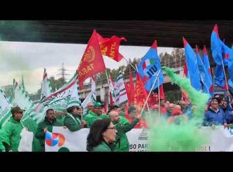 Ecco il corteo degli ex Ilva