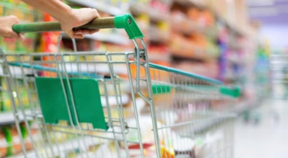 Ruba in un supermercato e aggredisce dipendenti e clienti, arrestato