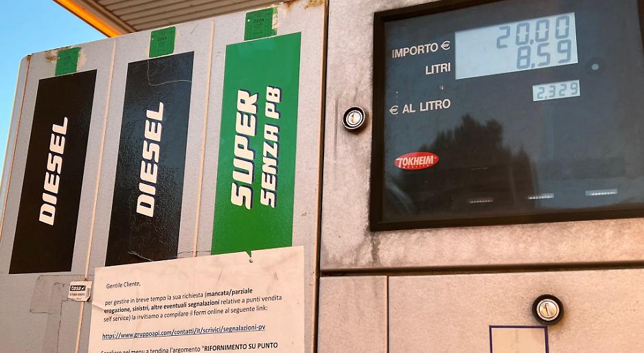I benzinai non ci stanno: "Non siamo noi a speculare. Siamo l'anello debole della catena"