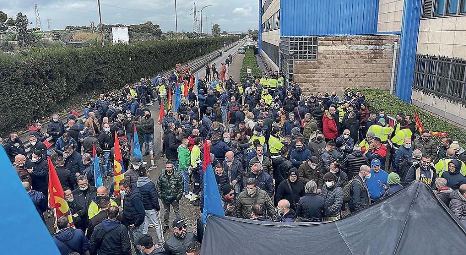 Acciaierie d&rsquo;Italia chiede la proroga della Cigs: coinvolti oltre 3.800 lavoratori a Taranto