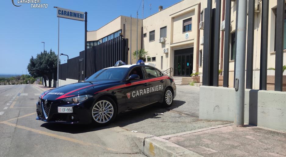 Ubriaco entra nei bar e minaccia clienti e proprietari. Poi picchia i carabinieri e viene arrestato