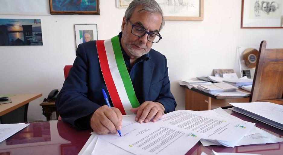 Tredici consiglieri si dimettono: finisce l’era Minervini