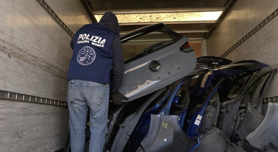 Blitz della Polizia in un garage nel centro di Taranto: trovate auto rubate