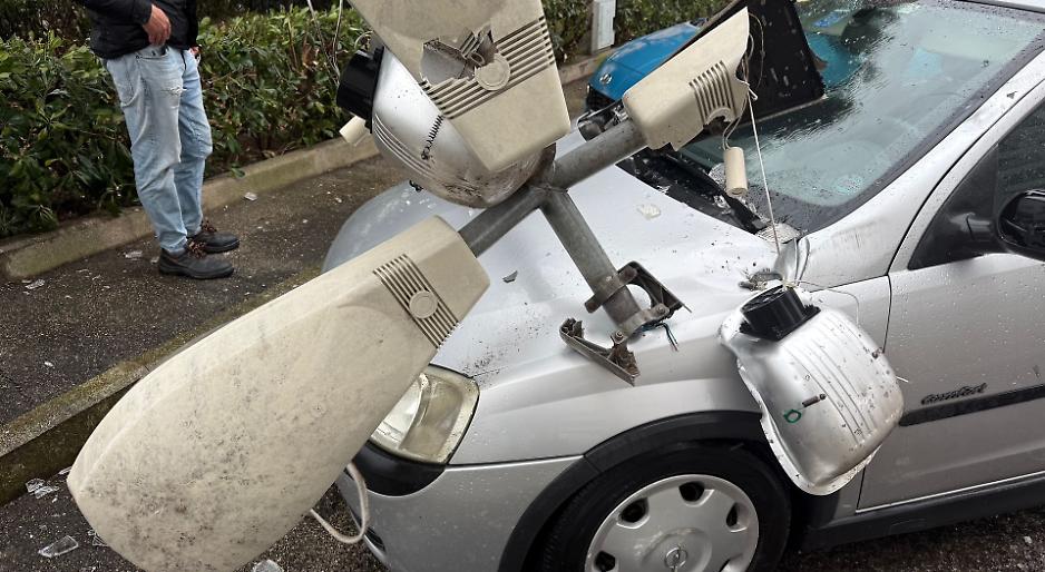 Palo&nbsp;della luce crolla su un&rsquo;auto in via Galilei - foto di Francesco Manfuso