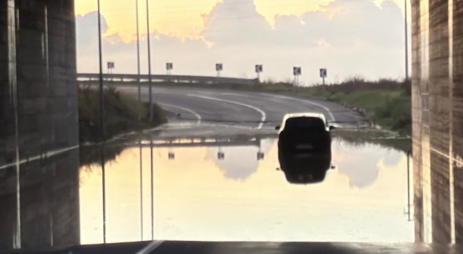 Auto bloccate e traffico paralizzato per l'ennesimo allagamento - foto di Francesco Manfuso